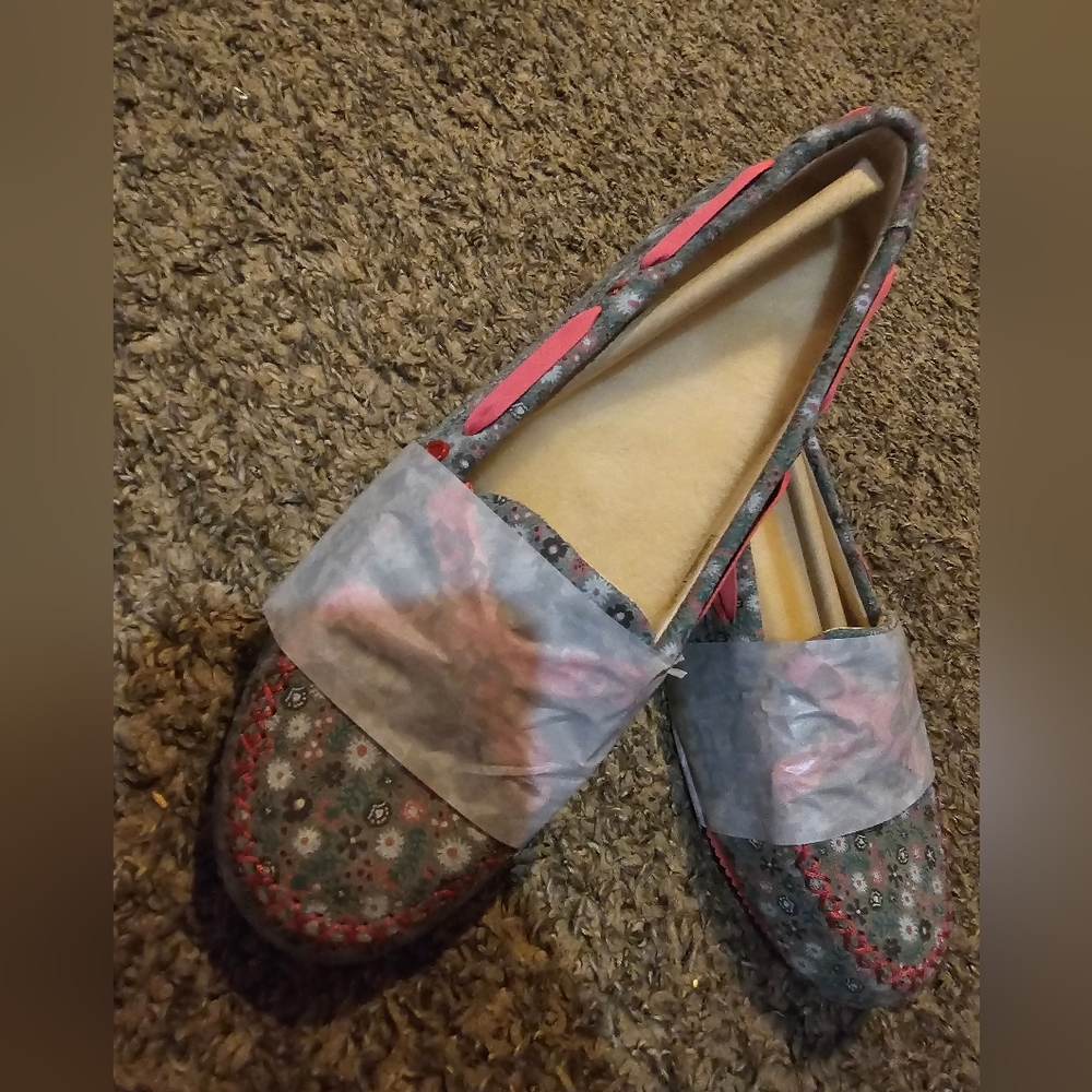 UGG Moccasins NWT Grey Floral w/pink bow women size 8